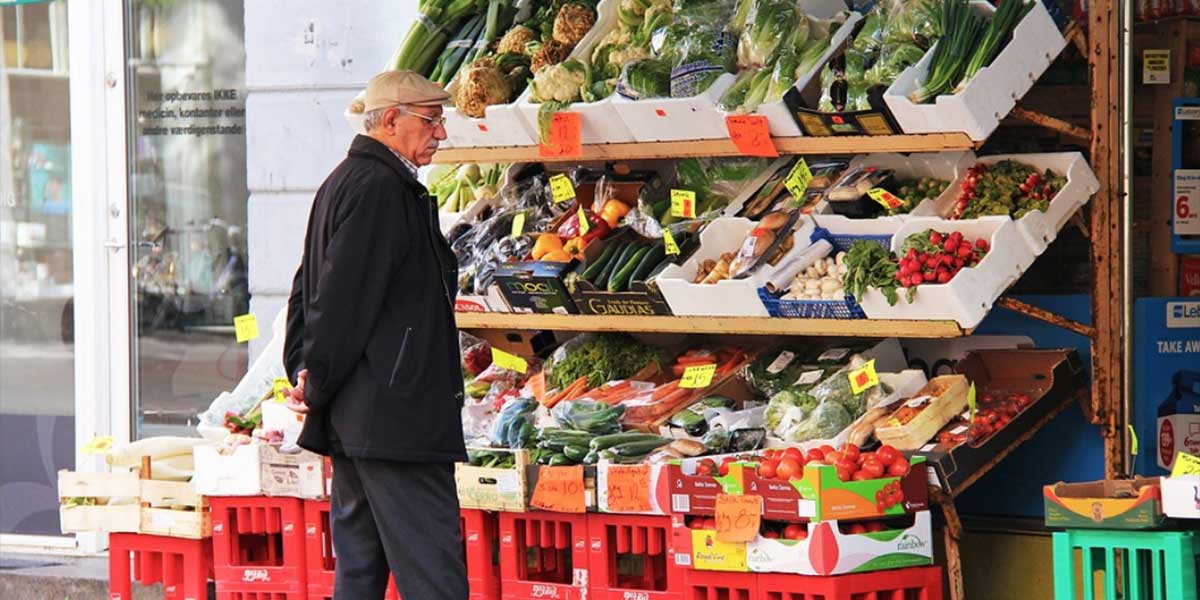 Espone la frutta a terra, 6 mila euro di multa